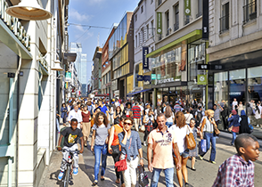 Photo d'une foule rue Neuve